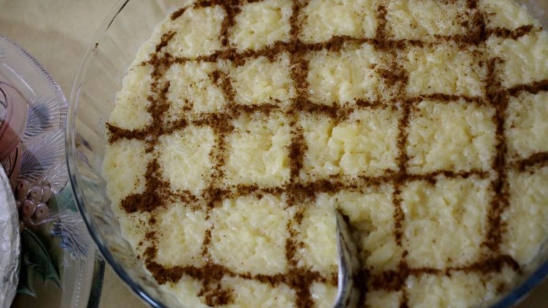 Bowl of rice pudding with cinnamon grid pattern on top.
