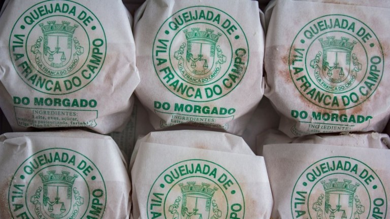 Packaged queijadas with green text and crest, Vila Franca do Campo.